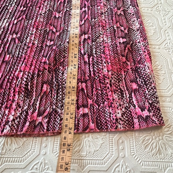 Love Is Pink Python Print Pleated Skirt Sz L NWOT - Picture 10 of 14